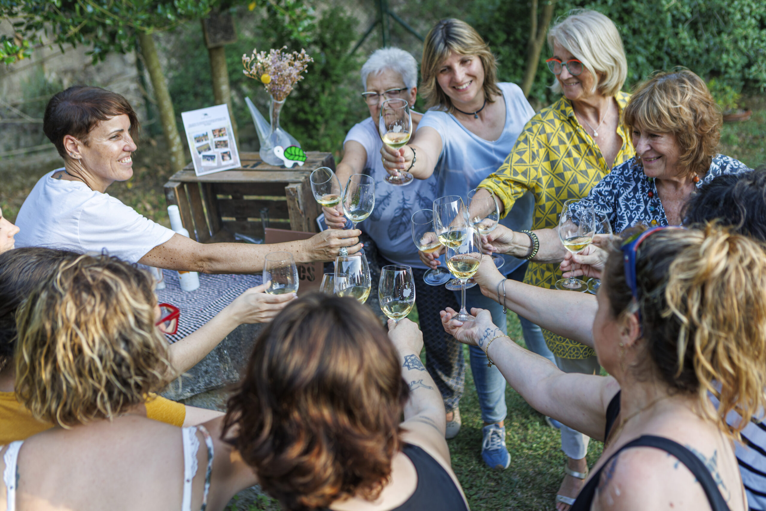 Participants brindant amb copa de vi blanc en una experiència d’enoturisme amb Slow Turisme a Ca la Julita, DO Pla de Bages. Foto de Dani Casas Photo.