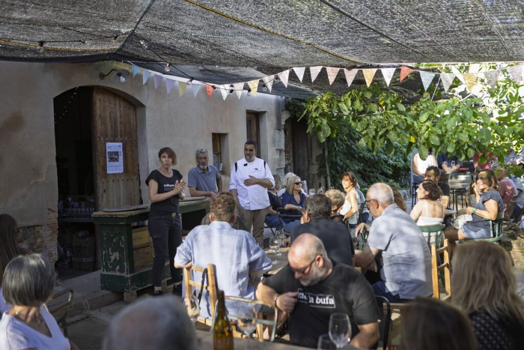 Participants al tast de vins i croquetes al Celler Fargas Fargas amb Slow Turisme