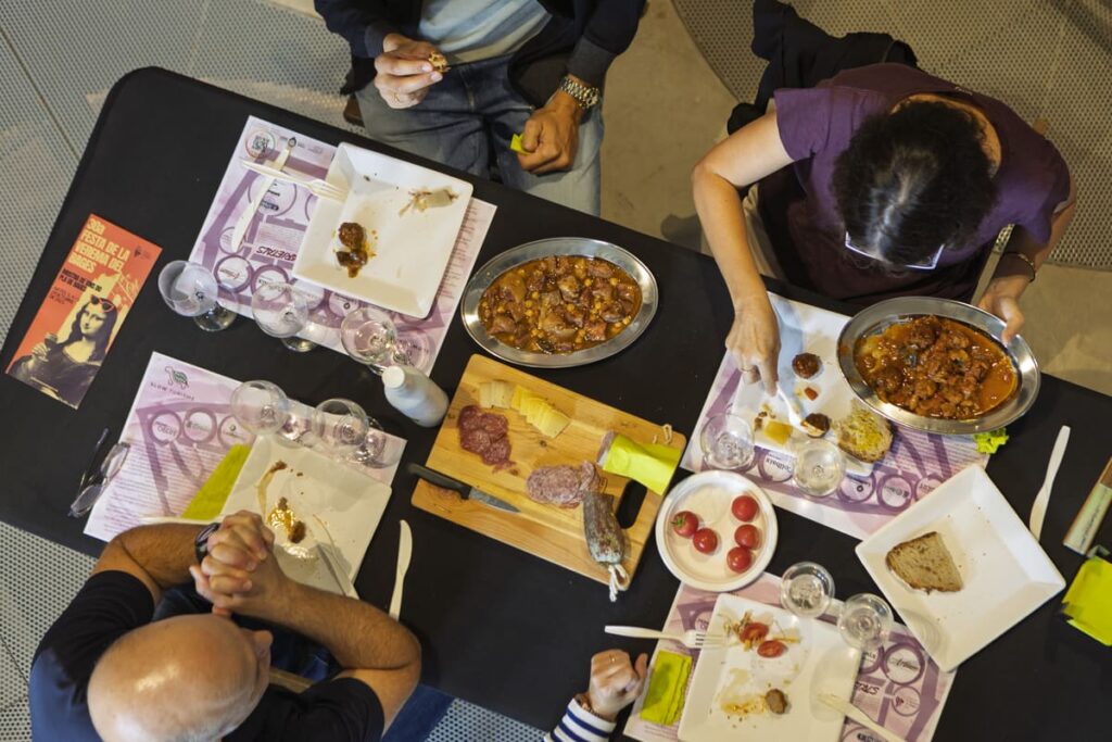 Esmorzar de forquilla i tast de vins del Bages a l’Espai Tines d’Artés, amb producte local i ambient de Festa de la Verema.
