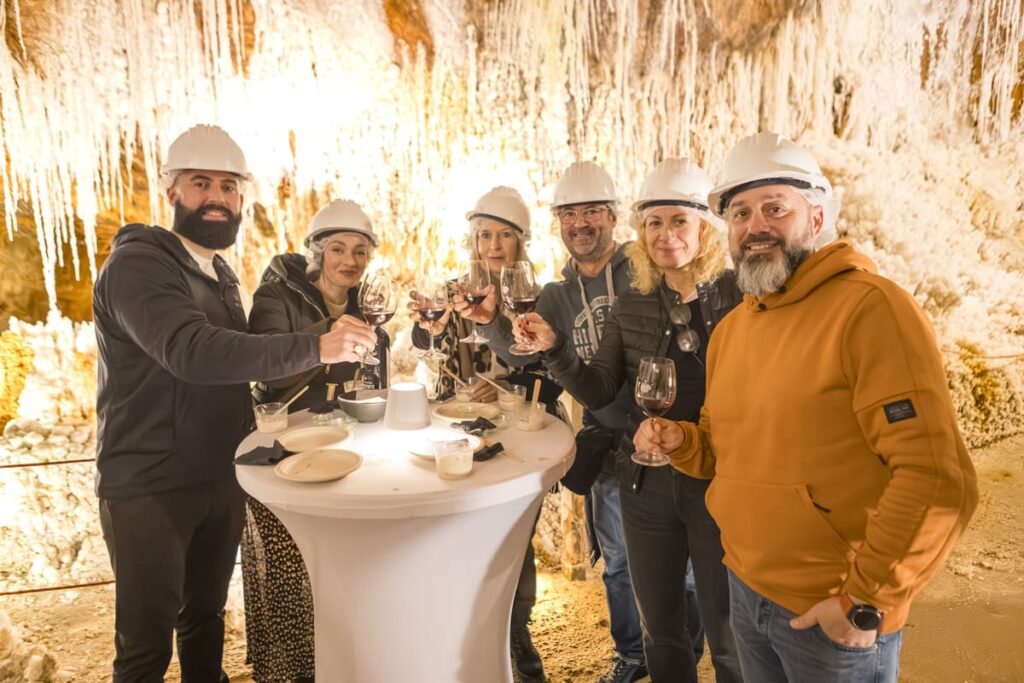 Grup durant el tast de vins Exibis a l’interior de la Muntanya de Sal de Cardona, en una experiència d’enoturisme al Bages amb Slow Turisme
