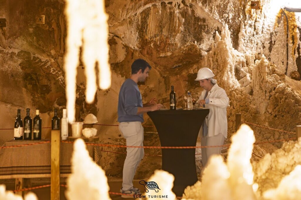 Tast de vins del Celler Exibis a la Muntanya de Sal de Cardona durant l’experiència privada @olixfood amb Slow Turisme