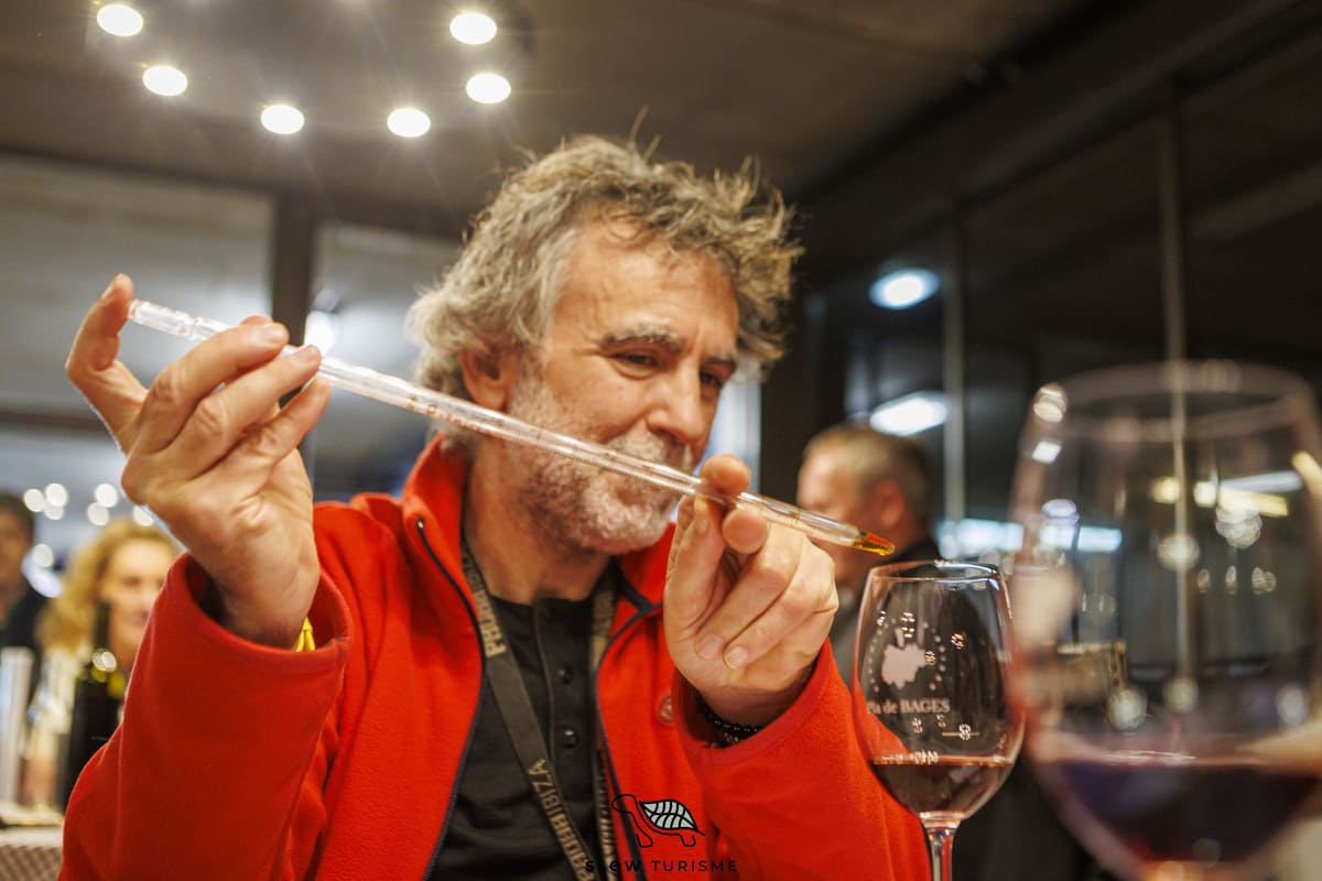 Participant elaborant vermut al Celler Collbaix durant el taller