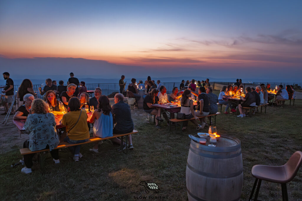 Sopar a l’aire lliure entre vinyes al capvespre amb tast de vins i pluja d’estels a Sant Miquel d’Oló