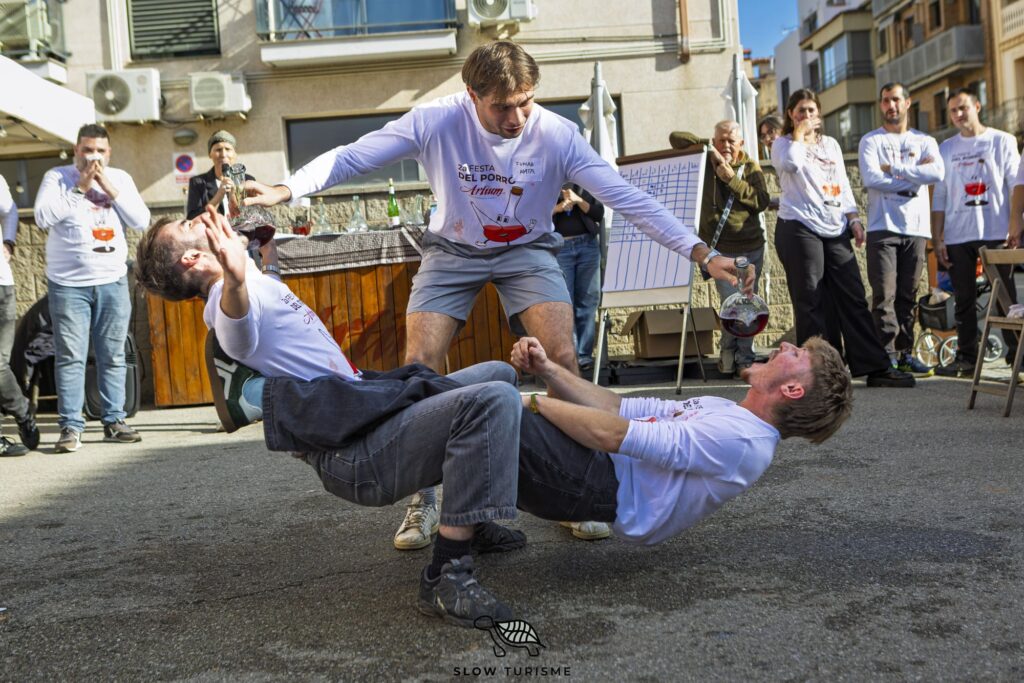 Prova acrobàtica del concurs de porrons a la Festa del Porró d’Artés