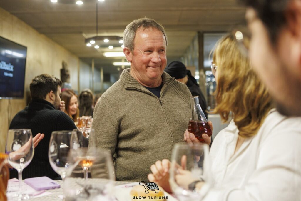 Josep Maria del Celler Collbaix explicant el tast de vins en una experiència d’enoturisme al Bages, DO Pla de Bages