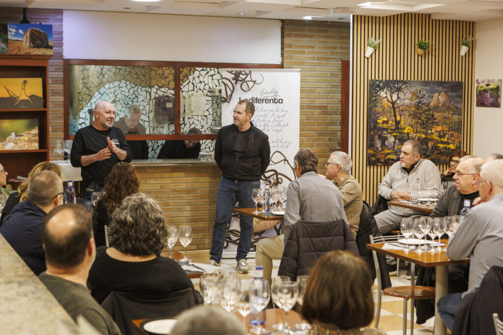 Martí Just i Joan Fernández tastant el Brisat en àmfora de Ladiferenta durant el tast vertical amb maridatge a Cal Agustí, DO Pla de Bages