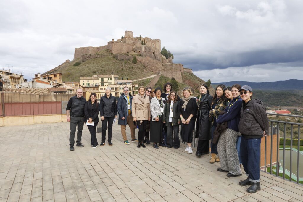 Participants del Parabere Forum davant del Castell de Cardona durant la visita a la Muntanya de Sal