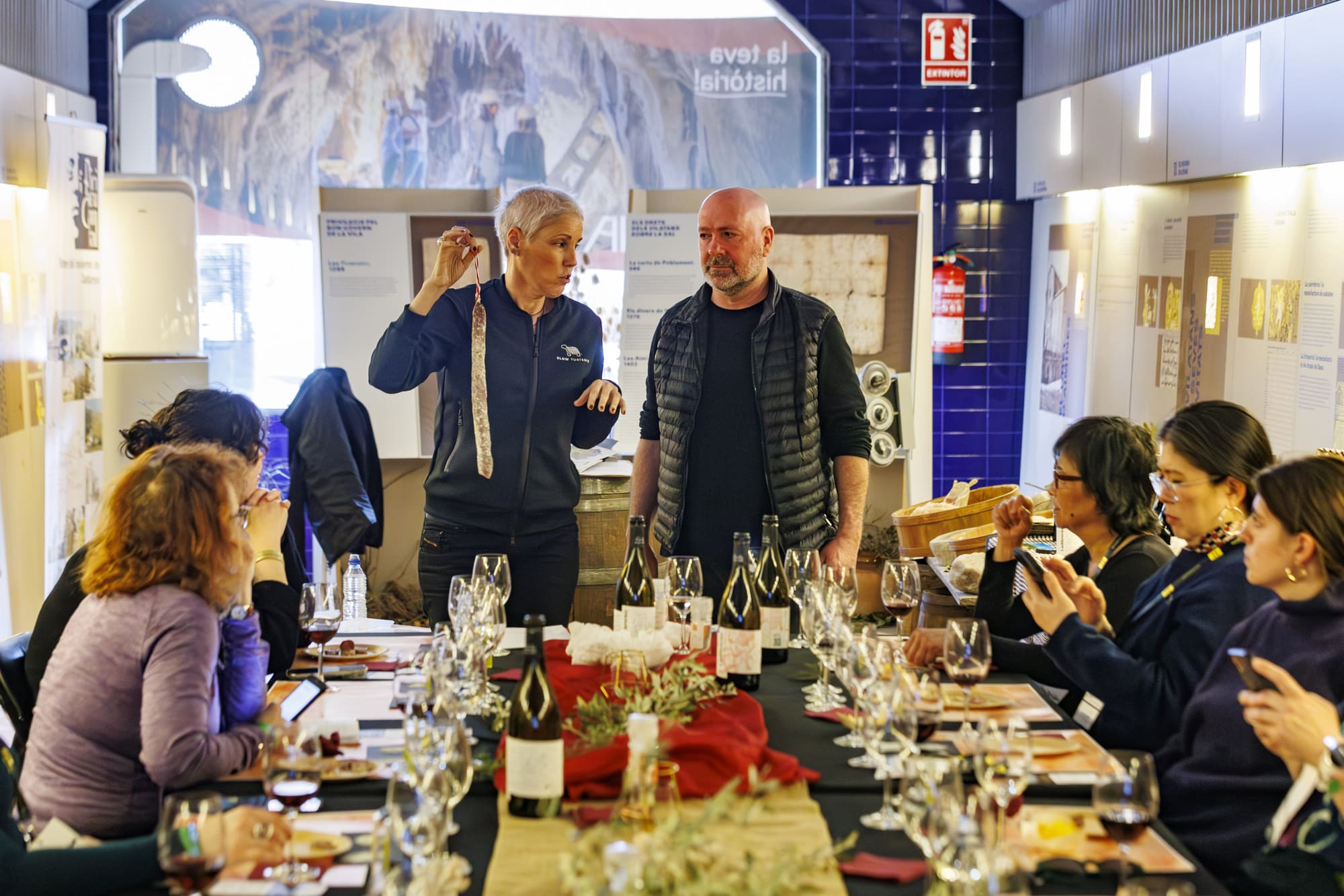 Explicació del fuet durant el tast gastronòmic de la sal de Cardona