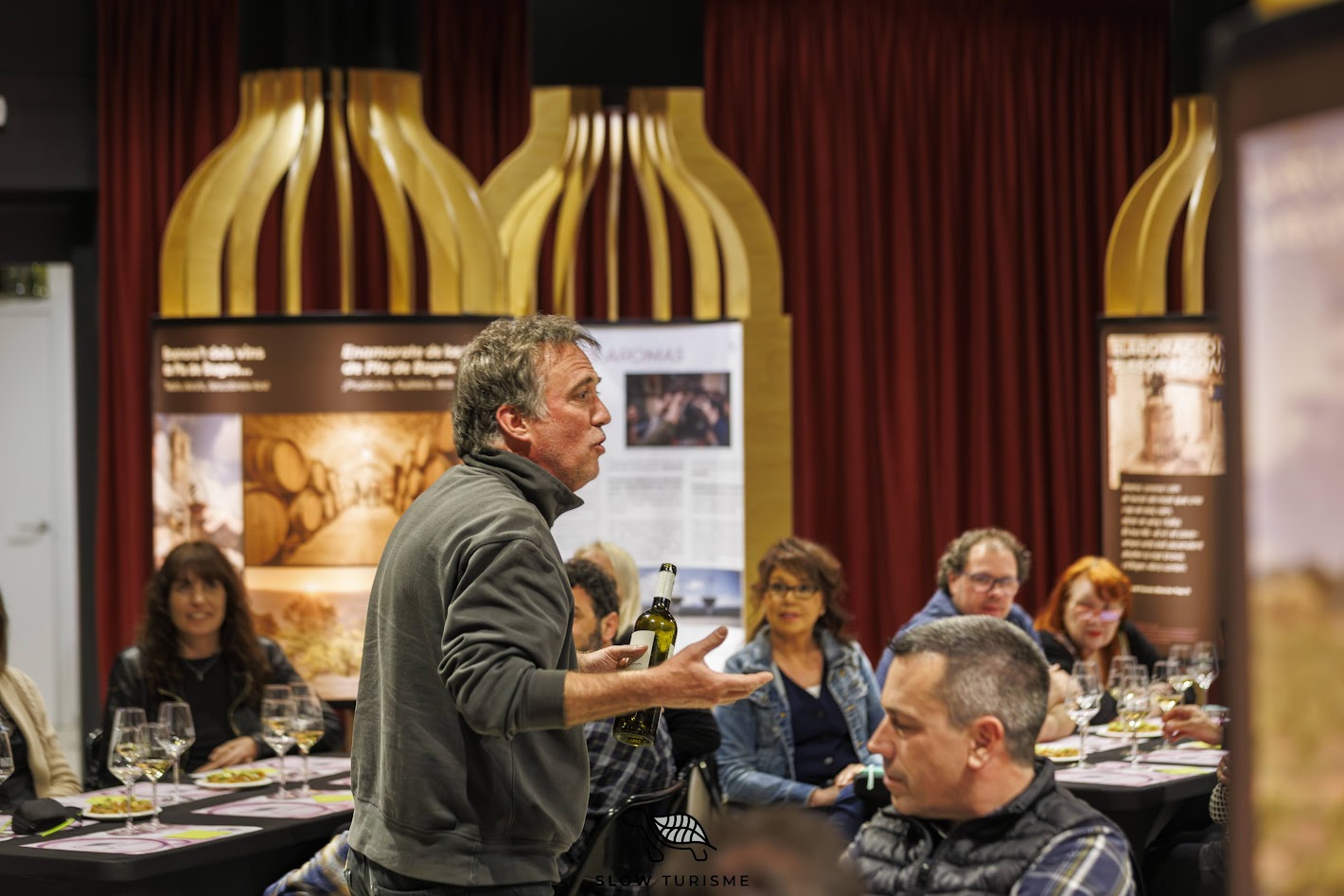 Joan Sanmartí presentant els seus vins durant un tast al Centre Enoturístic Pla de Bages
