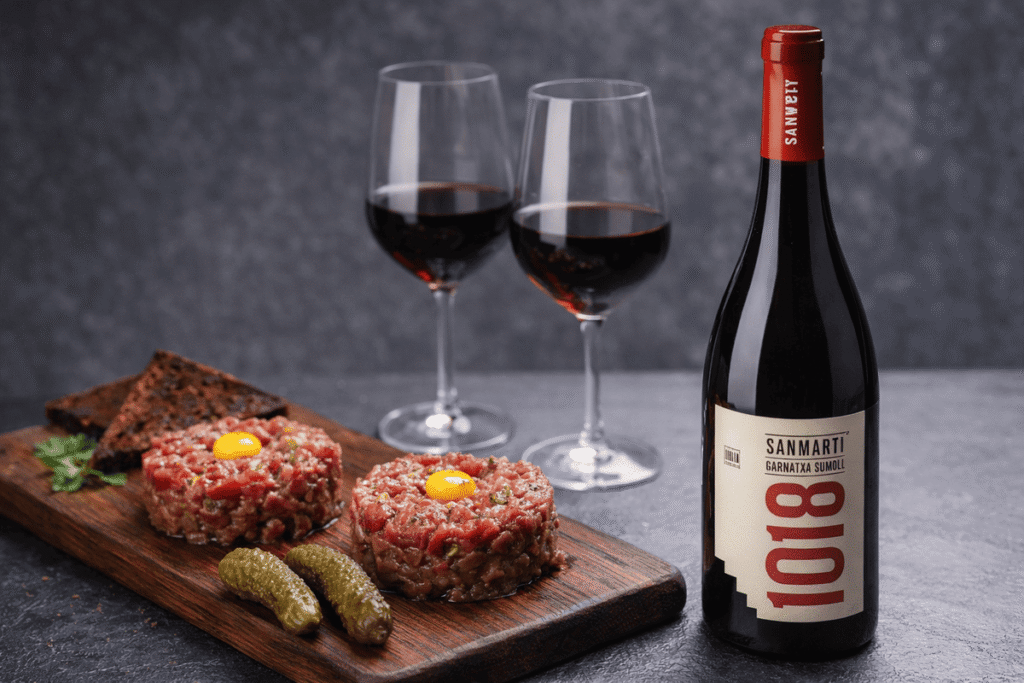Steak tàrtar amb vi negre Sanmartí Garnatxa Sumoll 1018 DO Pla de Bages al Centre Enoturístic