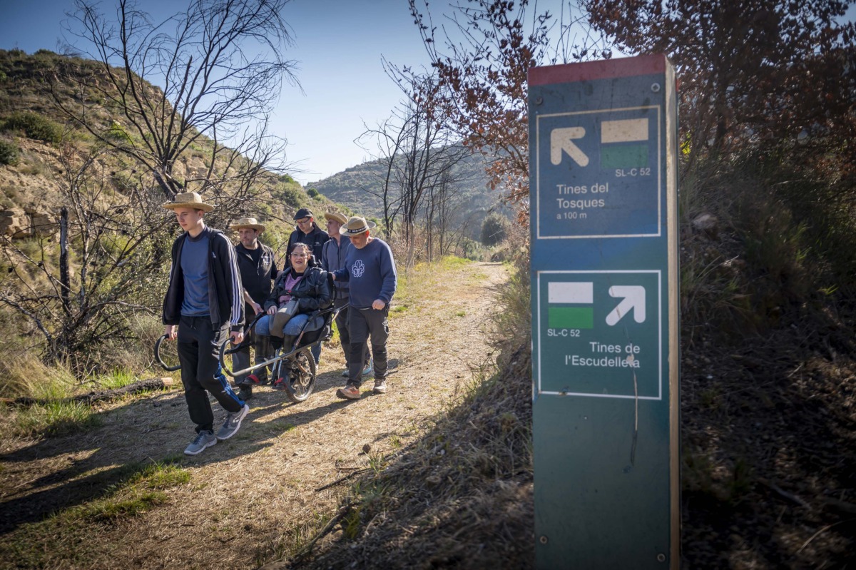 Sortida accessible a la Vall del Flequer amb cadira Joëlette durant la ruta entre les tines