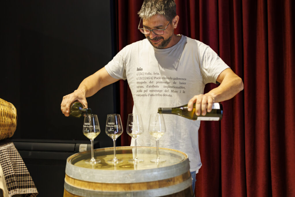 Marc de JAIA Viticultors servint vi durant el tast al Centre Enoturístic Pla de Bages de Navàs