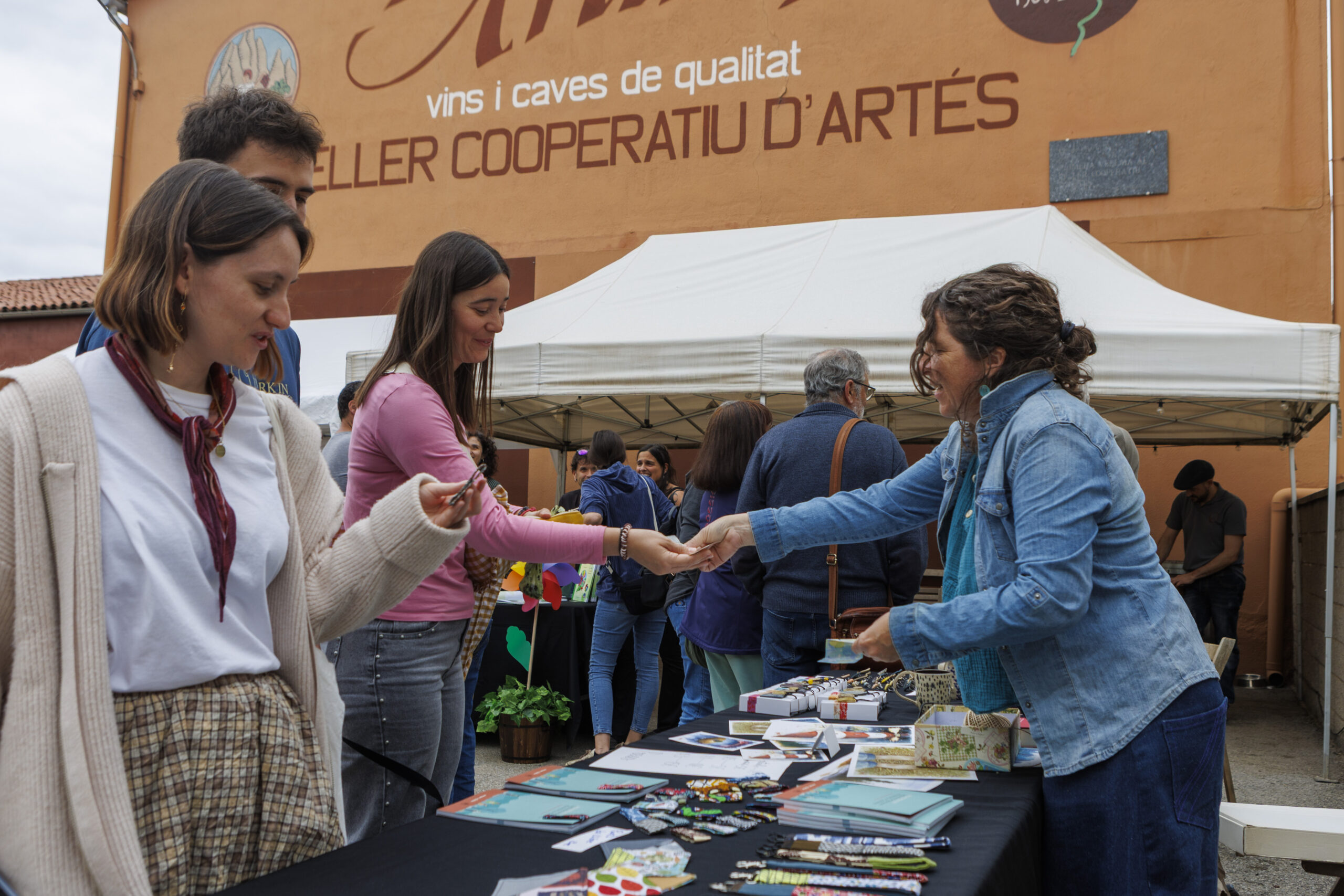 Parada d’artesania amb intercanvi i venda durant el Sant Jordi al Celler Cooperatiu d’Artés