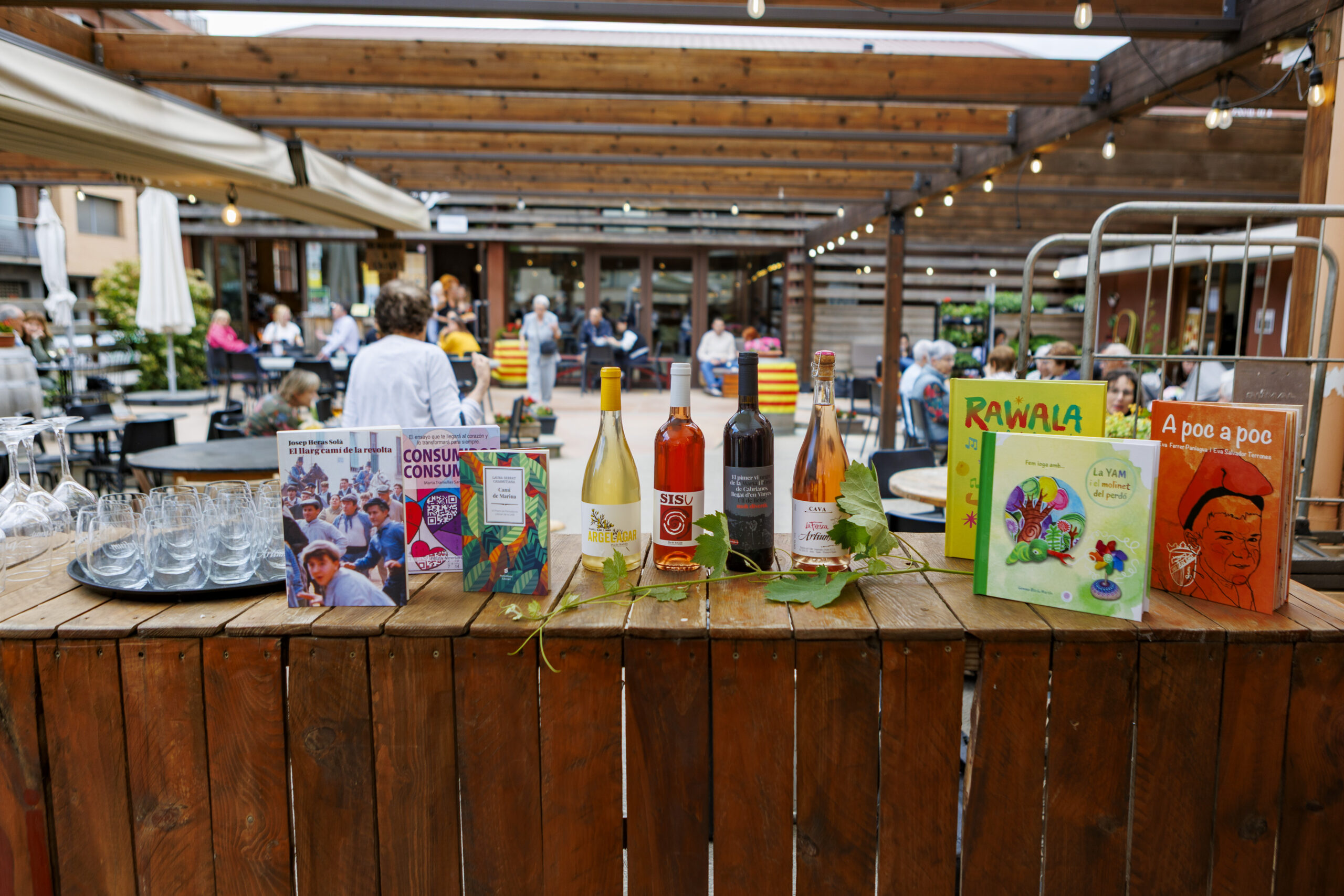 Llibres i vins preparats per al maridatge Lletres i Vins a l’Espai Artium d’Artés