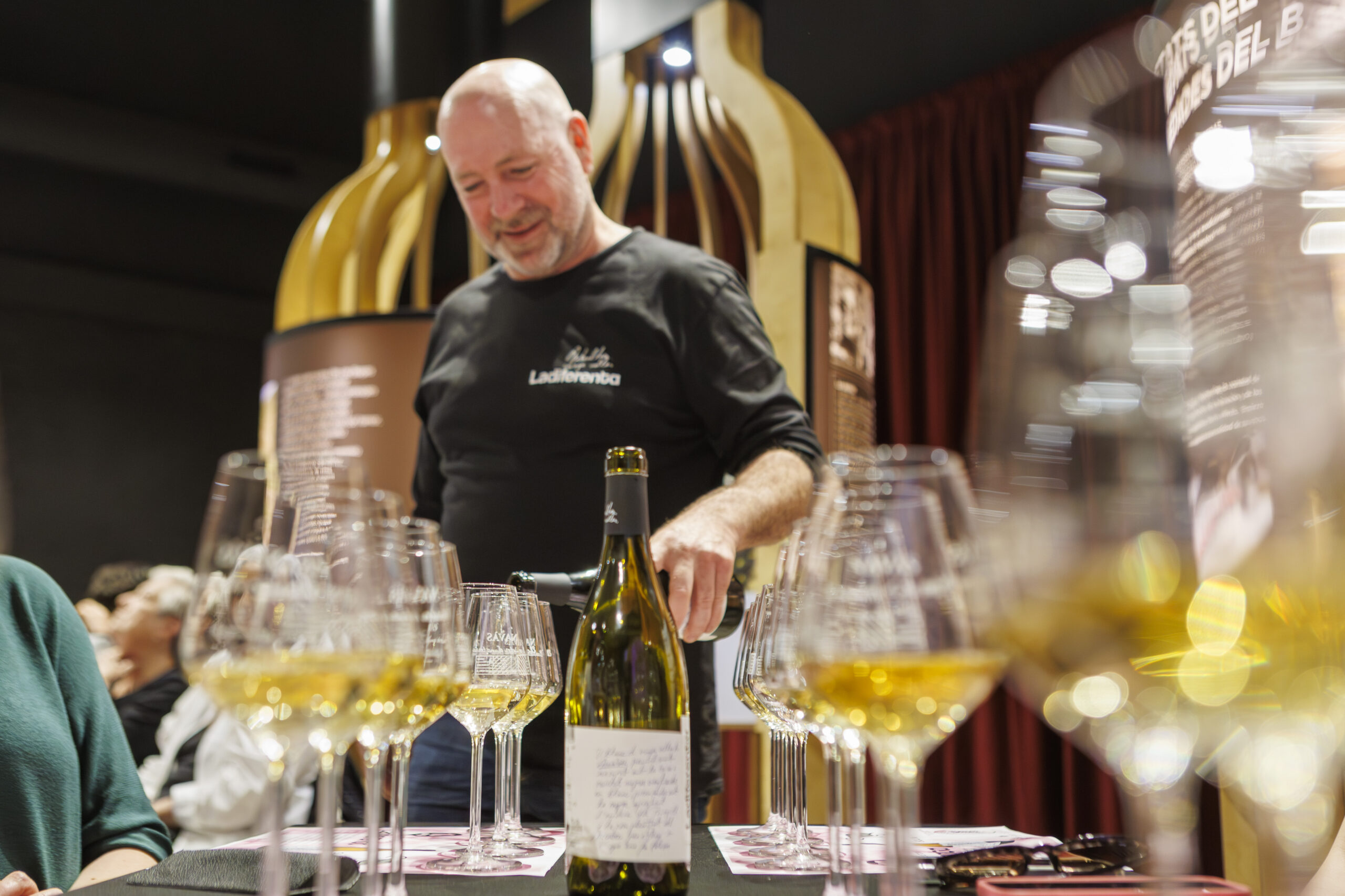 Viticultor de Ladiferenta servint vi blanc durant el tast vertical al Centre Enoturístic de Navàs, DO Pla de Bages