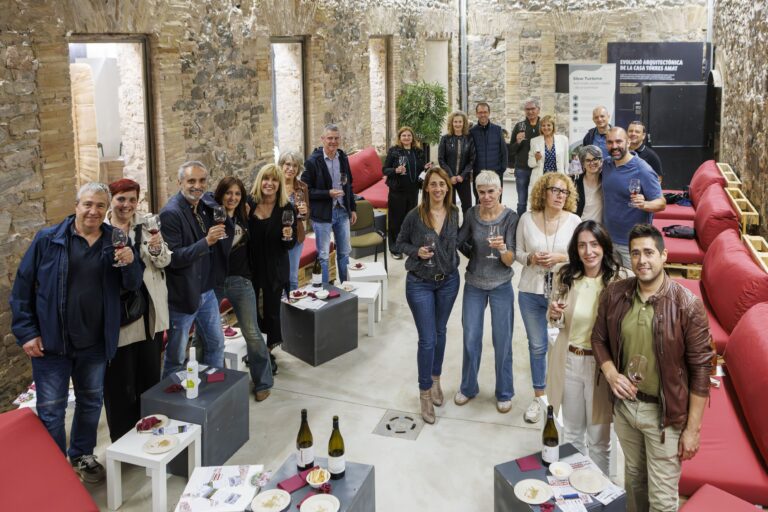 Participants brindant durant el tast de vins i pintxos amb La Diferenta a la Casa Museu Torres Amat de Sallent
