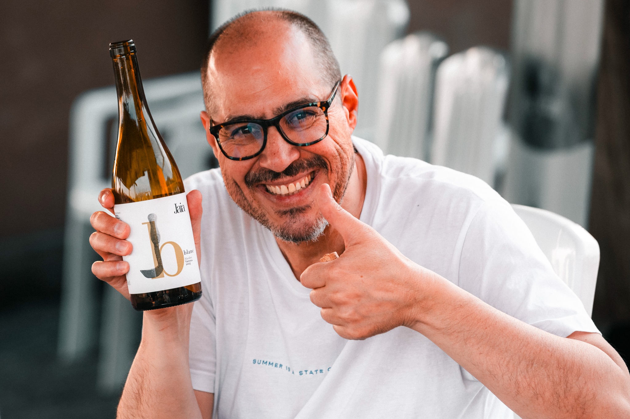 Marc Comaposada amb una ampolla del vi blanc de Jaia