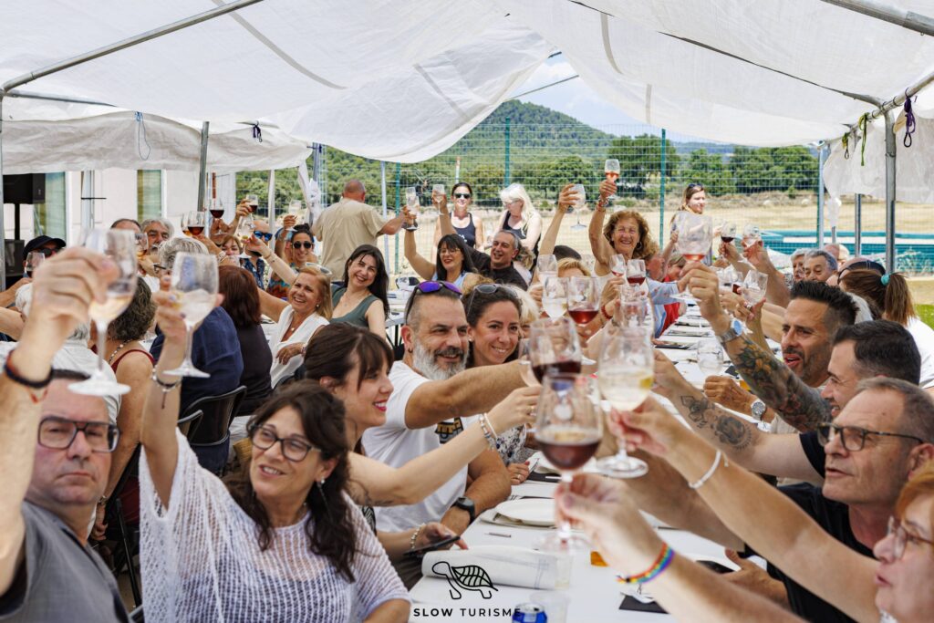 Participants brindant durant la jornada Vermuts del Bages i arrossos al Centre Cívic del Serrat de Castellnou de Bages.