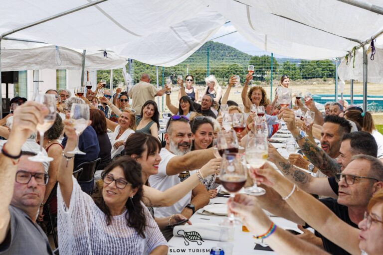 Participants brindant durant la jornada Vermuts del Bages i arrossos al Centre Cívic del Serrat de Castellnou de Bages.