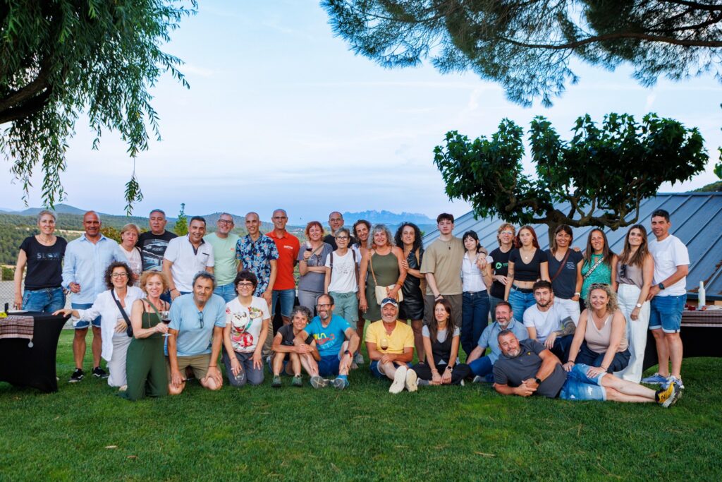 Foto de grup dels participants al capvespre a Can Serra dels Exibis amb Montserrat al fons després del tast de vins de la DO Pla de Bages.
