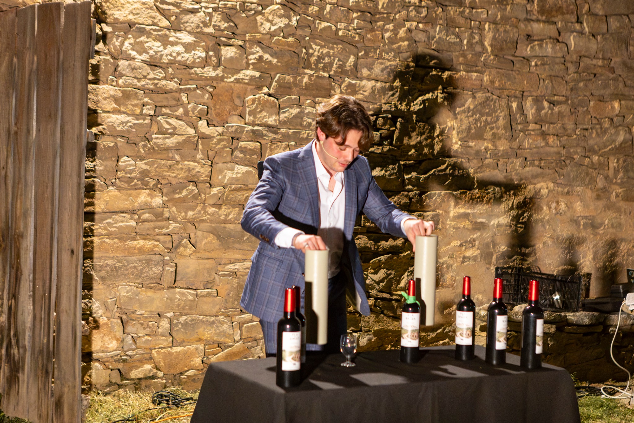 Mag Arnau durant el seu espectacle de màgia amb ampolles de vi al sopar dels cellers de la DO Pla de Bages al Celler Sanmartí