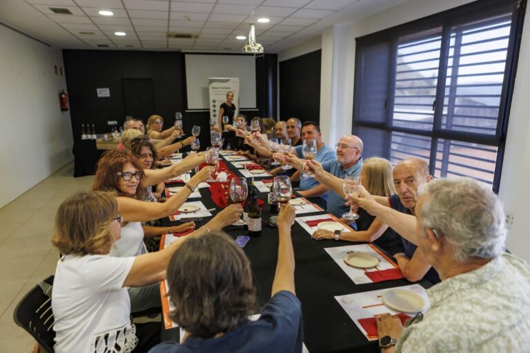 Participants brindant durant el Tast de la Sal de la Festa de la Sal de Cardona