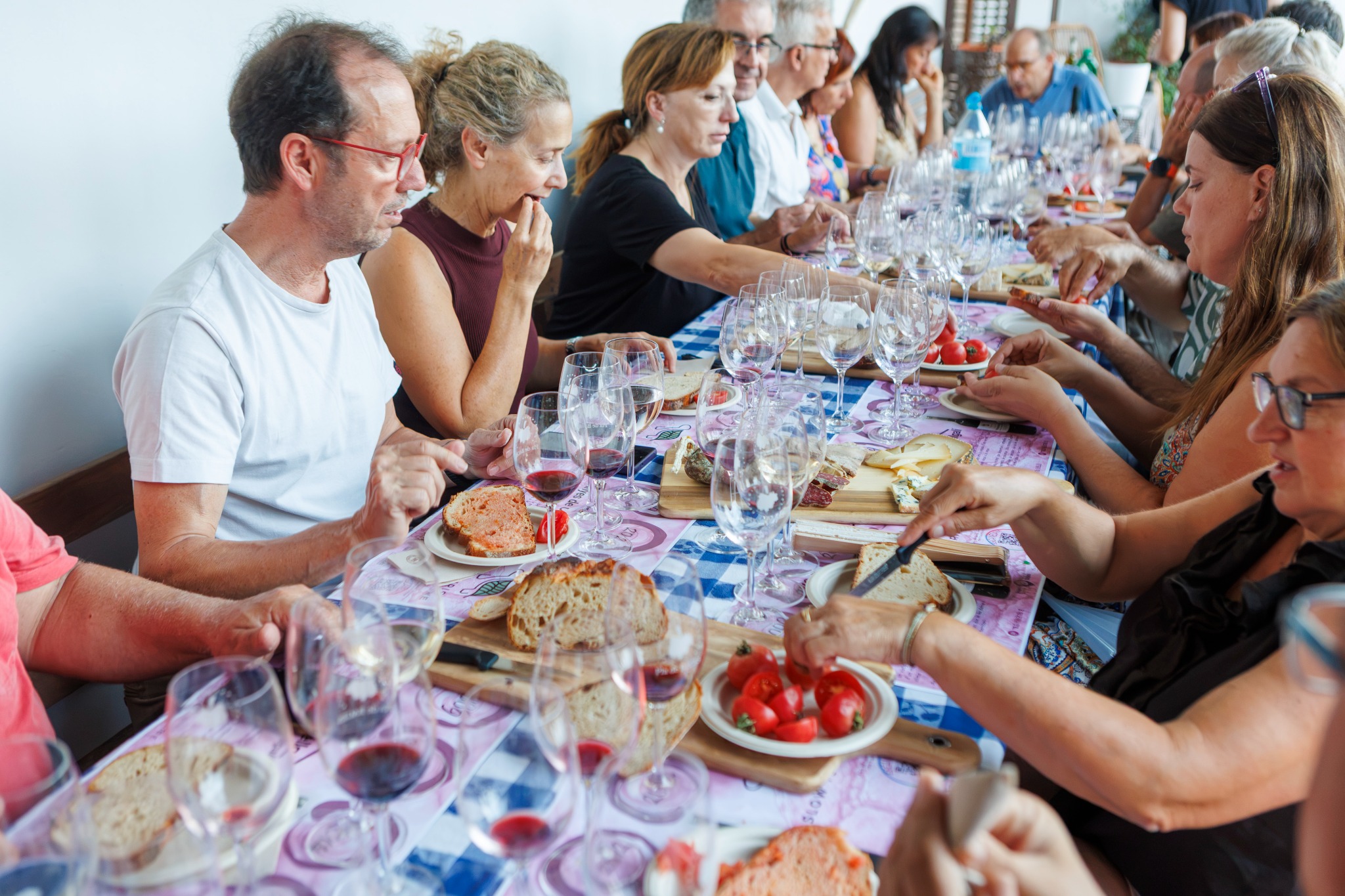 Participants compartint vins i productes locals durant el tast a Vinyes de Castellgalí