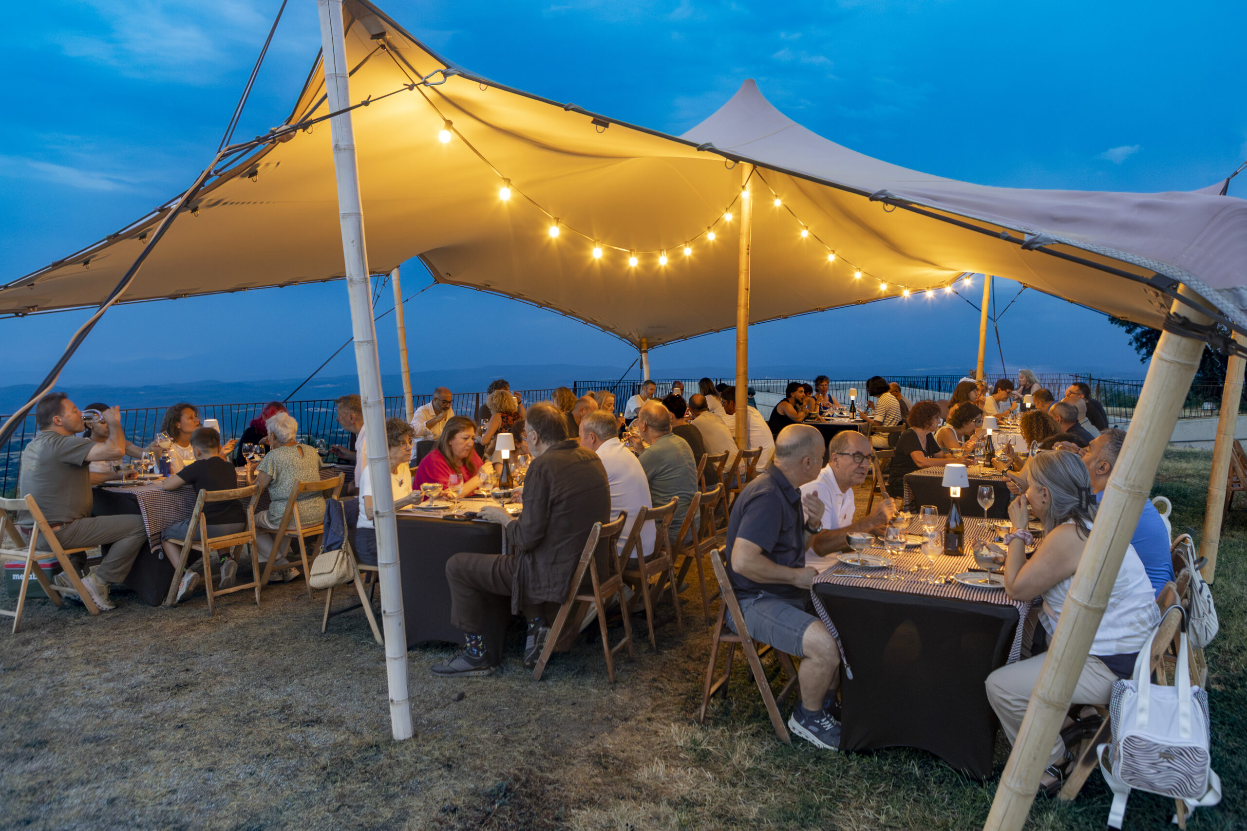 Sopar entre vinyes a Sant Miquel d’Oló durant una nit d’enoturisme al Bages