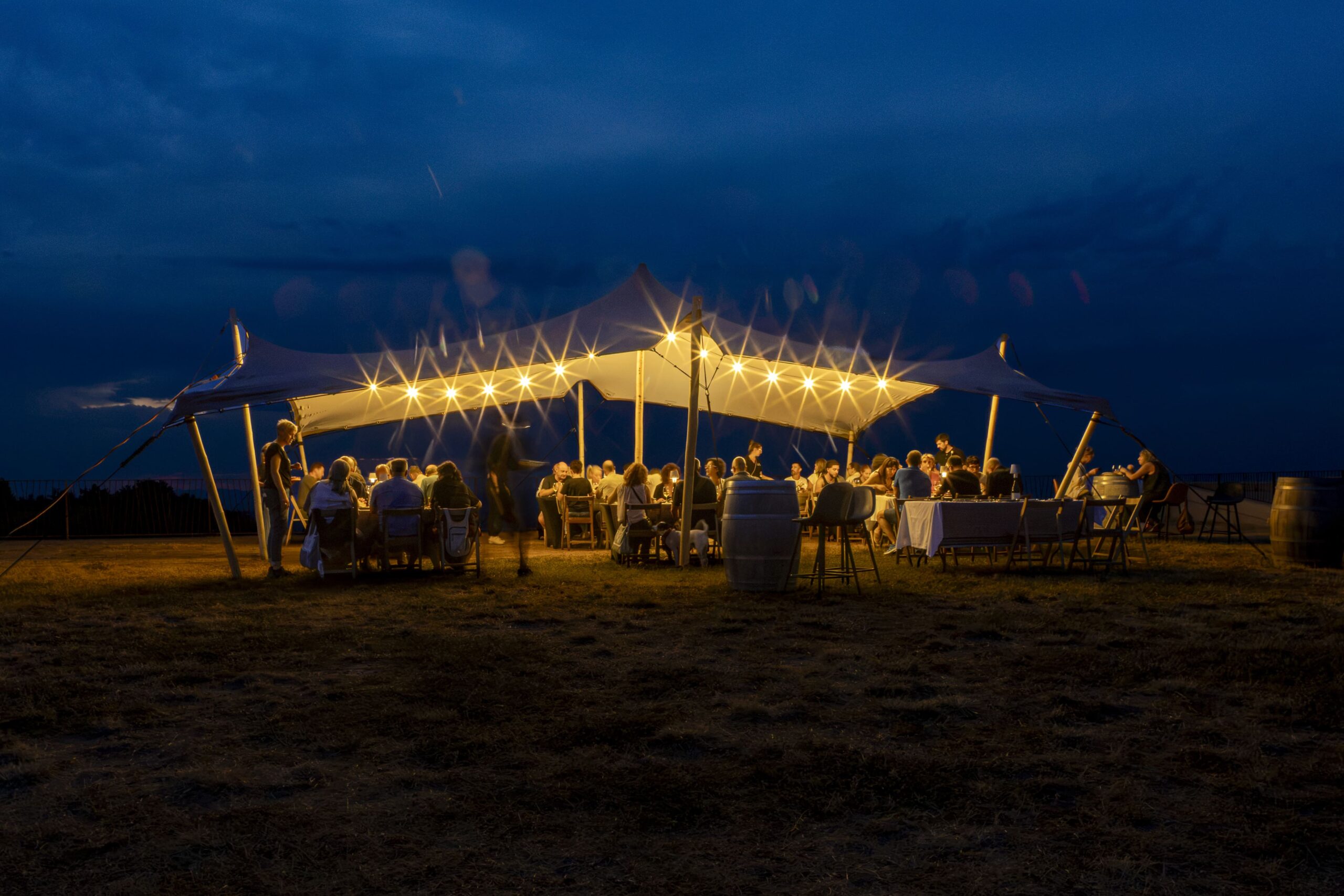 Sopar nocturn entre vinyes al Celler Sant Miquel d’Oló durant una experiència d’enoturisme al Bages