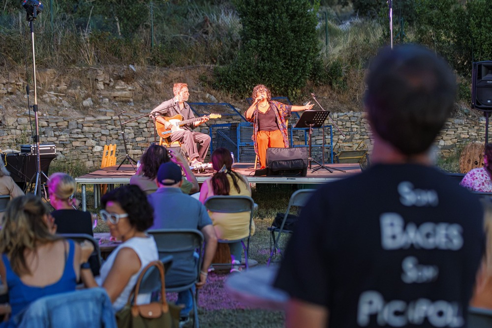Celeste Alías i Santi Careta en concert al Celler Sanmartí durant les Notes de Tast