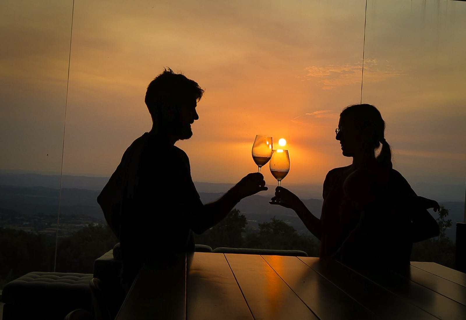 Brindis amb vi durant la posta de sol a Sant Miquel d’Oló