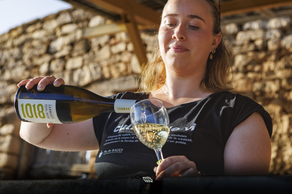 Servei de vi del Celler Sanmartí durant les Notes de Tast a Sallent