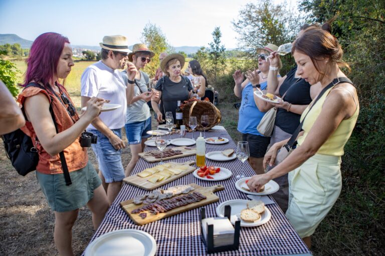 Esmorzar entre vinyes a Artés amb productes del Bages