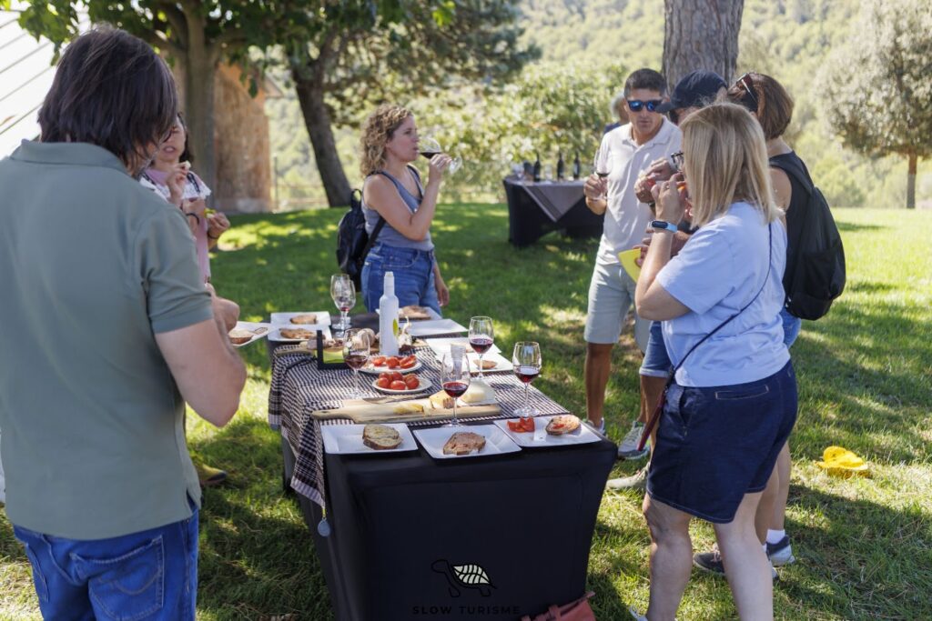 Participants tastant vins i productes del Bages a Can Serra dels Exibis