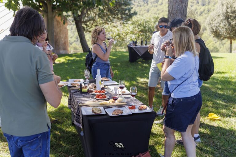 Participants tastant vins i productes del Bages a Can Serra dels Exibis