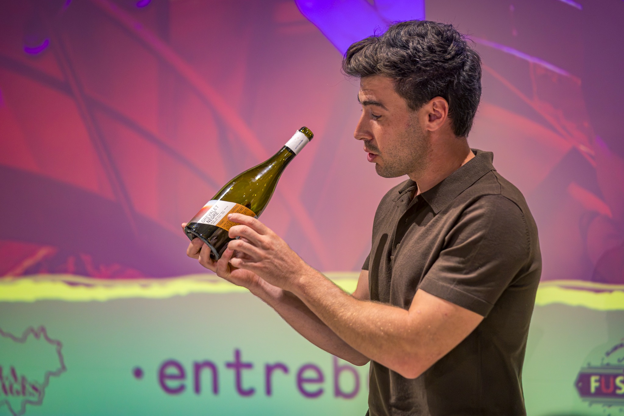 Enric Forn d’Entrebosc presentant un dels vins durant el maridatge a Navà