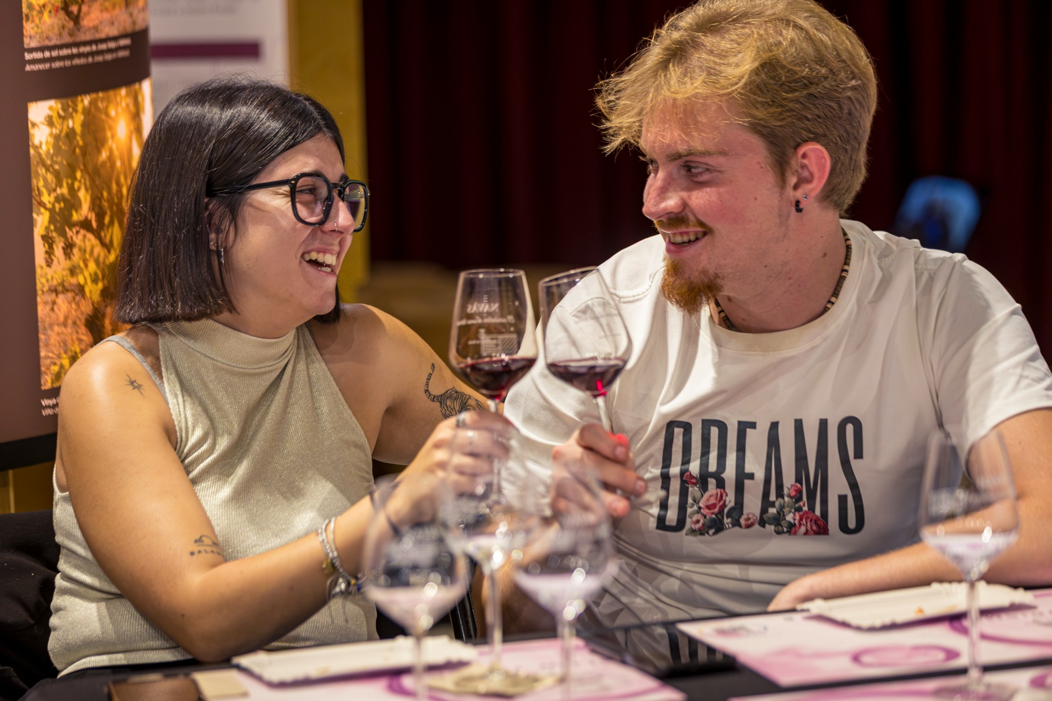 Brindis dels participants durant el tast de vins Entrebosc a Navàs